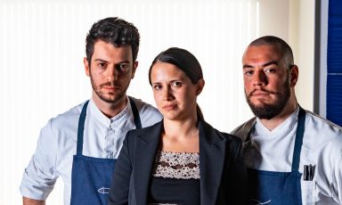 Le tre colonne della squadra del ristorante Makorè a Ferrara: i due chef (a sinistra) Gianluca Grego, (a destra) Denny Lodi Rizzini, e al centro la responsabile di sala e sommelier Valentina Cukon
