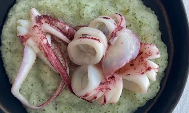 Calamari del golfo, melone bianco al maraschino e profumo di zenzero è il Piatto del 2022 di Alfonso Caputo, chef del ristorante Taverna del Capitano, una stella Michelin a Massa Lubrense (Napoli)
