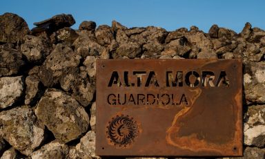 Alta Mora è il progetto di Cusumano in continuo divenire, iniziato dalla ricostruzione dei tradizionali muretti a secco delle terrazze di Guardiola, contrada di stupefacente bellezza 
