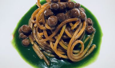 Omega 3, sapid and intense Spaghetti with black garlic, oil, and chilli pepper, chlorophyll of parsley and anchovies, from chef Massimiliano Capretta at Arca in Alba Adriatica, Teramo
