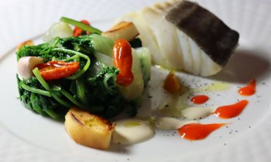 Baccalà con verdure di campagna, crostini di pane e salsa alle acciughe è il Piatto del 2022 dello chef Andreas Zangerl, del ristorante Andreas, a Taormina
