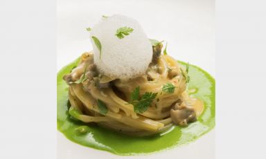 Spaghetto, lupini, yuzu kosho e friggitelli di Paolo Barrale, ristorante Aria a Napoli, una stella Michelin da poche settimane
