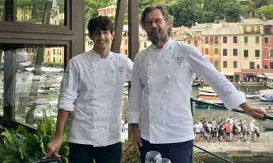 Carlo Cracco and Mattia Pecis. The great chef from Vicenza with his pupil from Bergamo is the protagonist at Cracco Portofino, where he approaches meatless cuisine for the first time, exalting fish and the extraordinary vegetation of Liguria. Photo Tanio Liotta
