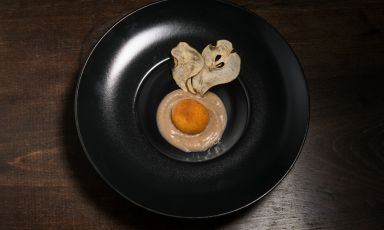 Dolce Frico di Michela Fabbro, chef del Rosenbar di Gorizia. È una variazione sul tipico piatto friulano, presentata a Gusti di Frontiera 2019 e che si ricollega alla prima ricetta scritta, nel 1464, dal gastronomo Maestro Martino da Como, nel Libro de arte coquinaria. Anche lì, era un dessert. Foto Carlo Sclauzero
