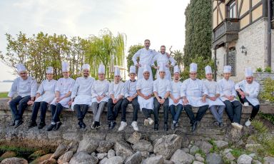 La brigata dei ristoranti del Grand Hotel Fasano di Gardone Riviera, sul Garda bresciano. In piedi, i due nuovi chef, Maurizio Bufi e Pasquale Tozzi
