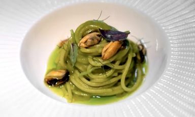 Spaghetti con le cozze, friggitelli e foglie di fico è il Piatto dell'estate 2022 dell'Osteria Origano presso le Cantine Menhir, a Minervino di Lecce
