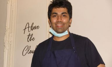 Himanshu Saini, 34 anni, indiano di New Delhi, chef di Trèsind Studio, fine dining indiano a Dubai (foto Thomas Barker)
