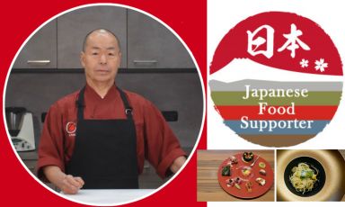 Lo chef Haruo Ichikawa, due dei piatti che abbiamo assaggiato e il simbolo che contraddistingue i negozi certificati dal Governo nipponico "Japanese Food and Ingredient Supporter Stores Overseas", ossia dove si mangiano piatti o si comprano prodotti giapponesi doc

