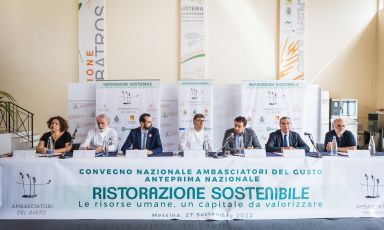 Il tavolo dei relatori al convegno che si è tenuto a Messina, organizzato dagli Ambasciatori del Gusto e dedicato alla Ristorazione sostenibile
