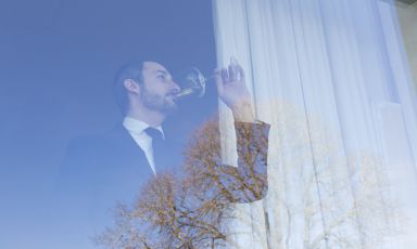 Gianni Sinesi, "uomo della cantina" al Reale Casadonna di Castel di Sangro, fotografato da Barbara Santoro dietro a una finestra della struttura
