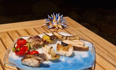 La Grigliata Origini, protagonista il grande pesce siciliano frollato, servita ai tavoli del Brizza, ristorante pop up sulla spiaggia del Belmond Villa Sant'Andrea a Taormina
