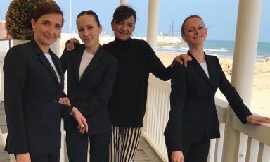 Luana Mariani, Daria Nakhaeva, Catia Uliassi and Vanessa Serenelli: the four female faces at Uliassi in Senigallia. Another woman, Sonia Gioia, discusses with Catia with the usual wit, collecting stories, secrets and backstage notes from a dining room with more elegance than others