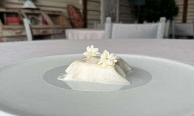 Bianco su Bianco è il Piatto dell'estate 2022 dello chef Alessandro Ferrarini del ristorante Franco Mare a Pietrasanta in provincia di Lucca
