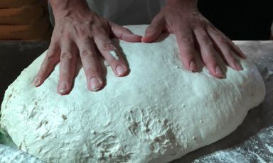 Le mani, l'impasto: il fulcro dell'arte di un pizzaiolo
