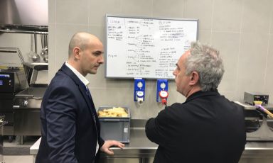 Federico Zanasi e Ferran Adrià discutono del menu, sulla lavagna, nella cucina del Condividere, il loro ristorante che aprirà a Torino, l'8 giugno, all'interno della Nuvola Lavazza
