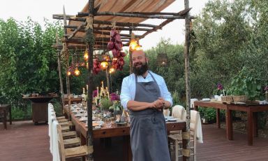 Domingo Schingaro e il nuovo tavolo nell'orto accanto al ristorante stellato Due Camini di Borgo Egnazia - Foto: Annalisa Cavaleri
