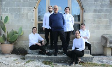 La famiglia Tramis, ovvero la squadra al completo del ristorante Lilith, a Vernole in provincia di Lecce
