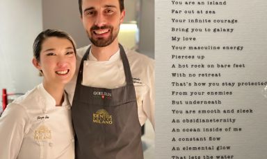 Xinge Liu, chef e ideatrice de Il Gusto di Xinge, il suo ristorante e cocktail bar a Firenze assieme all'executive chef di Identità Golose Milano, Edoardo Traverso. A lato una delle poesie scritte da Xinge che ciascun ospite presente a cena ha potuto trovare a tavola, al suo posto. Tutte le foto sono di Marialuisa Iannuzzi
