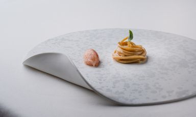 Spaghetto freddo al pomodoro e gambero bianco è il Piatto dell'estate 2022 dello chef Alessandro Ingiulla del ristorante Sapio, a Catania
