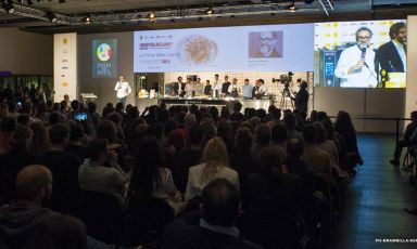 Uno scatto tratto dall'ultima edizione di Identità Milano, uno dei congressi di cucina d'autore più seguiti al mondo. Forte della sua autorevolezza e know how, lo staff di Identità Golose lancia, in collaborazione con ConviviumLab - Arte del Convivio, la terza edizione del corso per Food Event Manager. Nove lezioni per 4 fine settimana, a partire da venerdì 28 ottobre 2016 (foto Brambilla/Serrani)
