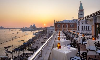 La magnifica vista dalla terrazza del Danieli di Venezia: nei giorni scorsi al centro della cronaca per la presunta acquisizione da parte di Bill Gates, poi smentita

