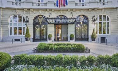 L'entrata dello storico Mandarin Oriental Ritz Madrid, ora rinnovato e rilanciato anche con l'arrivo della firma gastronomica di un grande maestro come Quique Dacosta
