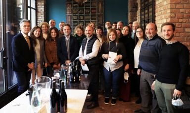 I produttori di Oltrepò - Terra di Pinot Nero durante la manifestazione a Milano
