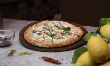 La pizza Isola di Arturo è il Piatto dell'estate 2022 del maestro Enzo Coccia della pizzeria napoletana La Notizia 53
