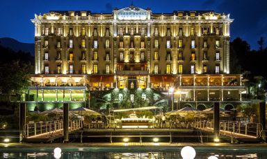 Il Grand Hotel Tremezzo in un'immagine notturna
