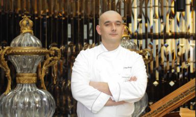 Since last spring, Francky Semblat is Joël Robuchon’s executive chef at L’Atelier. The restaurant has just received two Michelin stars from the first edition of Michelin Shanghai. "I do what our maestro requires", he tells our reporter Claudio Grillenzoni (photo by hk.on.cc)
