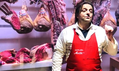 Sergio Motta davanti alla cella frigorifera che accoglie le carni da lui stesso macellate, appena oltre l'ingresso del ristorante a Bellinzago Lombardo, un posto inaugurato il 10 ottobre 2010 ma che esiste almeno dal 1850
