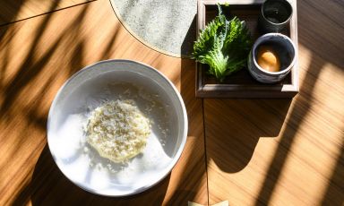 Risotto a mano e gelato ai ricci di mare: è il Piatto del 2022 dello chef Takeshi Iwai del ristorante AALTO, una stella Michelin, a Milano
