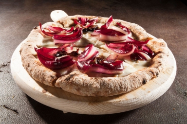 Pizza con gorgonzola, radicchio croccante e riduzione di prugna
