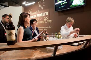 Viviana Varese e Sandra Ciciriello allo stand di Birra Moretti durante il cooking show condotto da Sonia Peronaci
 