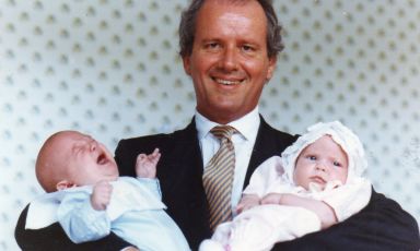Roberto Wirth, per tutti il signor Hassler, mostra con orgoglio i suoi gemelli, Roberto Jr. e Veruschka. Alla sua improvvisa scomparsa il 5 giugno 2022, l'eredità di gestire un hotel icona di Roma, è passata a loro, nati nella capitale trent'anni fa, nel 1992
