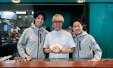 Yoji Tokuyoshi, al centro, con due esponenti del team giapponese&nbsp;alle Olimpiadi Milano Cortina 2026
