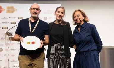 Federico Zanasi&nbsp;premiato a&nbsp;Identit&agrave; Milano 2026&nbsp;da&nbsp;Elisabetta Piazza, responsabile marketing Piazza, e&nbsp;Cinzia Benzi&nbsp;di&nbsp;Identit&agrave; Golose
