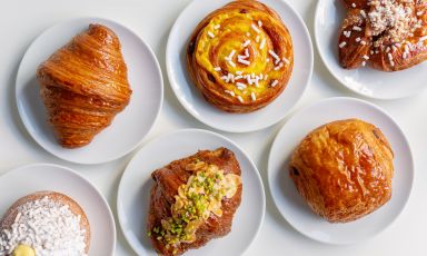 Alcune delle proposte di Ziva a Milano, pasticceria contemporanea aperta nel 2019 da Marcello Salvatori e dalla sua compagna Ziva Parvis Bianchi

