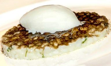 Ad occhi chiusi "Parmigiana di melanzane", lo straordinario risotto di William Zonfa alla Magione Papale a L'Aquila
