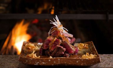 La Rib eye steak with wafu sauce and garlic crisps, il Filetto di manzo speziato piccante con semi di sesame, qui nella foto di John Carey, è uno dei signature dishes di Rainer Becker, proposto immancabilmente anche nel locale Zuma appena aperto a Roma
