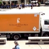 Fuori staziona il van di Girona con tutto il nécessaire commestibile