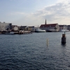 In cammino verso il Noma. Il ristorante è al piano terra del palazzone più a sinistra. Per arrivarci dalla popolare insenatura di Nyhavn (il punto da cui è scattata la foto), occorre fare un bel giro. Ma si notano i lavori per la costruzione di un ponte. Che condurrà dritto all'insegna