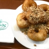 Second stop, at Krinos (Aiolou 87): since 1922 it is the temple of loukoumades, pancakes fried in sesame oil and covered in honey and chopped almonds (loukuma is a word of Arab origins meaning nibble). A 6-piece portion costs 3.60 euros