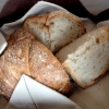 Solleviamo la stoffa: il pane è una pagnotta di lievito naturale di grano locale. La crosta è super-fragrante e il cuore molto sofficie e poroso