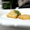 Golosa ma armoniosa la cucina de Il Moro, nelle foto di Tanio Liotta. Fin dagli appetizer: qui Panelle con crema di pistacchi
