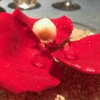 Rosa & lichis: poesia pura. Sferificazioni di acqua di rose (sui petali laterali) e finta mora ghiacciata di lichi
