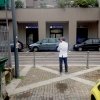 PENSIEROSO. Ore 16.30 Massimo Bottura riflette in piazzale Greco prima del servizio