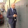 Dalla porta grigia spunta per caso Giuseppe Palmieri, regista di sala e cantina