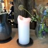 Brocca d'acqua, candela, vaso di fiori
