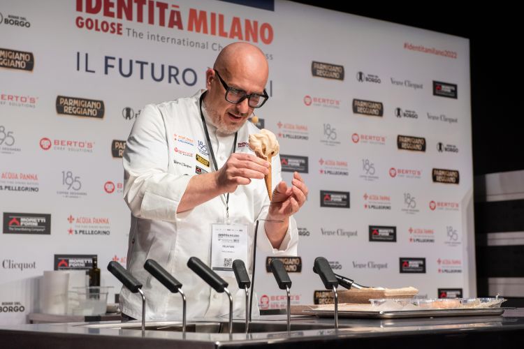 Paolo Brunelli con il suo gelato bi-ingrediente a base di riso e mucillagine,la polpa che protegge il guscio delle fave di cacao; ricorda per aromaticità il miele, una melassa da un'acidità caratterizzante
